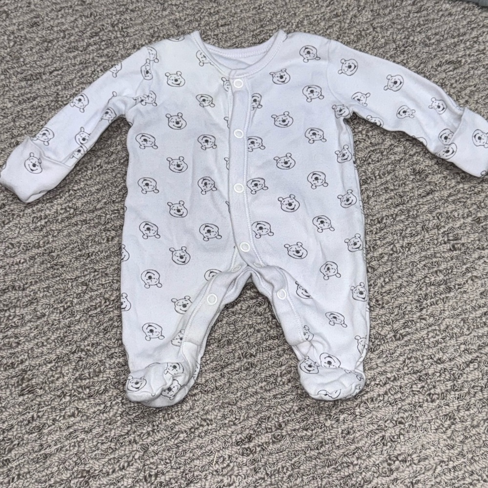 5 for $25 SALE 🎉 Disney Pooh Bear Pattern Footie Onesie☃️